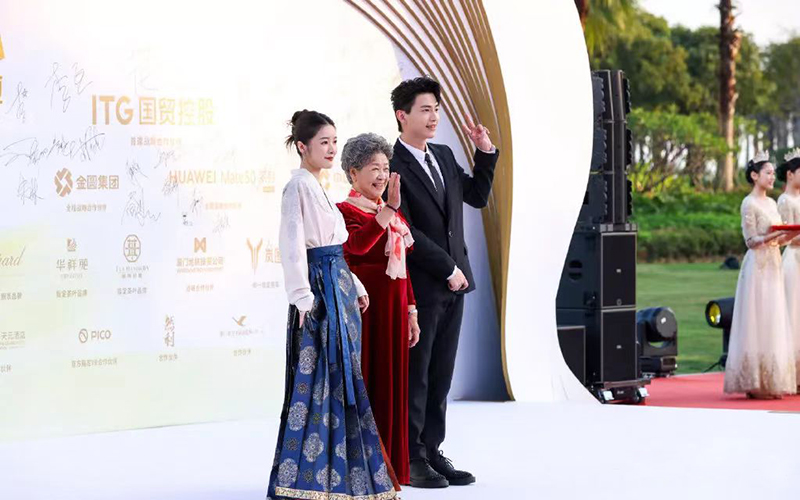 徐嬌穿馬面裙走金雞獎(jiǎng)紅毯 徐嬌穿馬面裙走金雞獎(jiǎng)紅毯